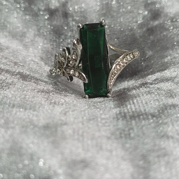 Leaf Green Rectangular Cubic Zirconia Ring - Picture 4 of 10